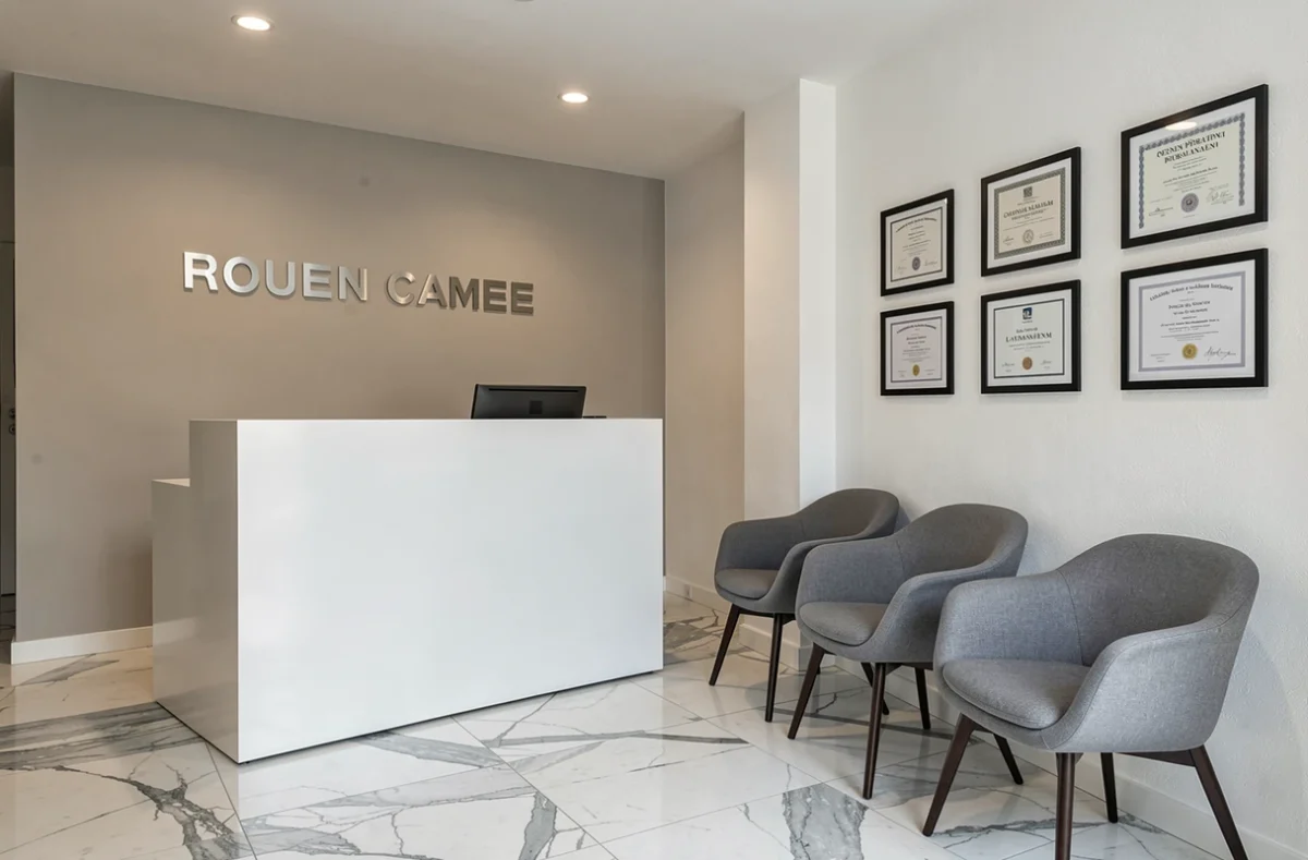 Réception moderne du cabinet Naos Avocat au barreau de Rouen avec espace d'accueil contemporain