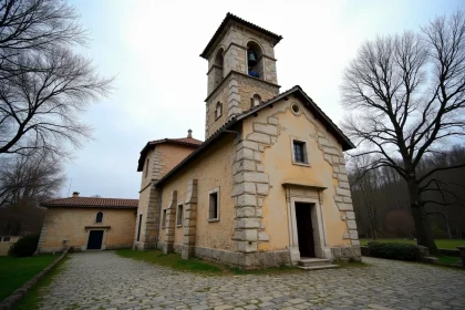 Église historique en pierre de Sarralbe avec clocher roman et façade en calcaire, entourée d'arbres et de pavés anciens