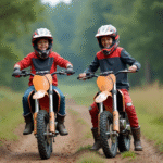Adolescents en motocross avec leurs motos tout-terrain
